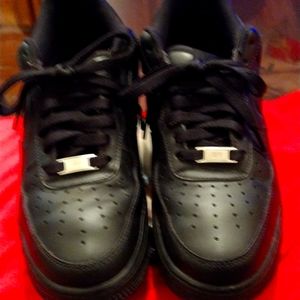 Nike . Gently Used Uptowns. Black on Black.